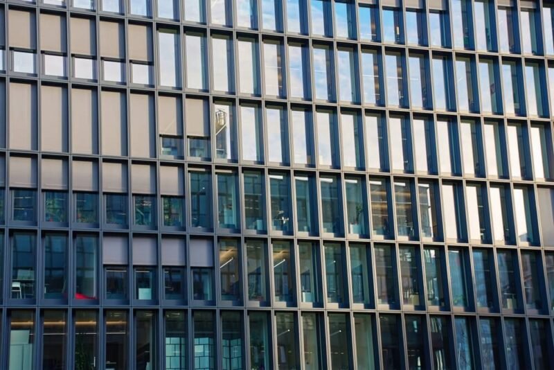 Stiklo konstrukcijos viešbučiams - modernus stiklinis pastato fasadas